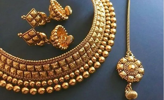 Gold and Silver Rates Today: మరో రోజు తగ్గుముఖం పట్టిన బంగారం, వెండి ధరలు.. Gold and Silver Rates Today: మరో రోజు తగ్గుముఖం పట్టిన బంగారం, వెండి ధరలు..