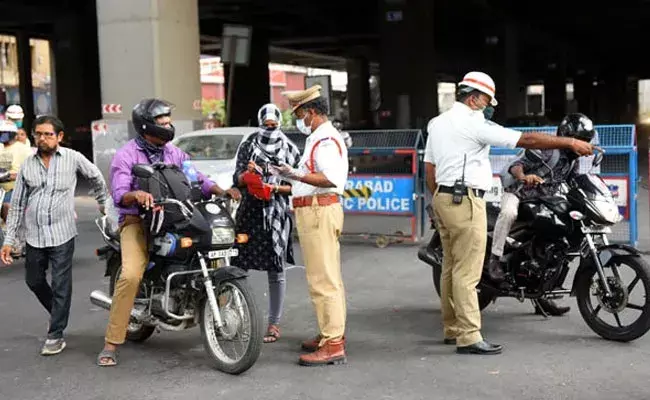 Hyderabad Traffic Challan: చలాన్ల క్లియరెన్స్లో రికార్డ్.. 15 రోజుల్లో 130 కోట్లు.. Hyderabad Traffic Challan: చలాన్ల క్లియరెన్స్లో రికార్డ్.. 15 రోజుల్లో 130 కోట్లు..