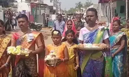 Holi :  వినూత్నంగా హోలి.. మహిళల వేషాలు వేసుకుంటున్న పురుషులు Holi :  వినూత్నంగా హోలి.. మహిళల వేషాలు వేసుకుంటున్న పురుషులు