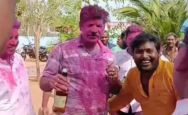 MLA Shankar Naik : కార్యకర్తలకు స్వయంగా మందుపోసిన ఎమ్మెల్యే..హోలీ వేడుకలు ఇలా MLA Shankar Naik : కార్యకర్తలకు స్వయంగా మందుపోసిన ఎమ్మెల్యే..హోలీ వేడుకలు ఇలా