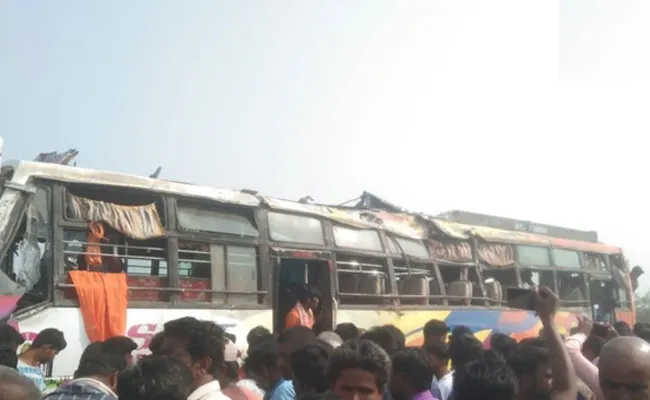 Karnataka: చెరువు కట్టపై వెళ్తుండగా అదుపు తప్పిన బస్సు.. 8 మంది అక్కడికక్కడే మృతి.. Karnataka: చెరువు కట్టపై వెళ్తుండగా అదుపు తప్పిన బస్సు.. 8 మంది అక్కడికక్కడే మృతి..
