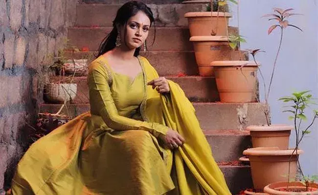 Youtuber Gayathri Death: కొబ్బరిబొండాల్లో మద్యం.. అదే గాయత్రి ప్రాణాలు తీసిందా..? Youtuber Gayathri Death: కొబ్బరిబొండాల్లో మద్యం.. అదే గాయత్రి ప్రాణాలు తీసిందా..?