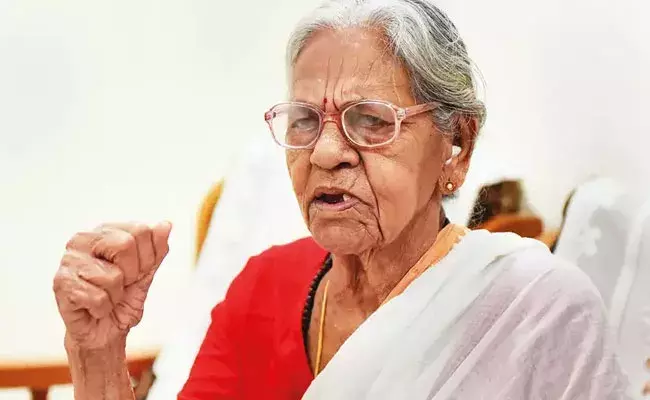 Mallu Swarajyam: తెలంగాణ సాయుధ పోరాట యోధురాలు మల్లు స్వరాజ్యం ఇక లేరు..