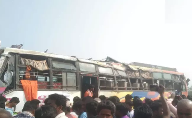 Karnataka: చెరువు కట్టపై వెళ్తుండగా అదుపు తప్పిన బస్సు.. 8 మంది అక్కడికక్కడే మృతి.. Karnataka: చెరువు కట్టపై వెళ్తుండగా అదుపు తప్పిన బస్సు.. 8 మంది అక్కడికక్కడే మృతి..