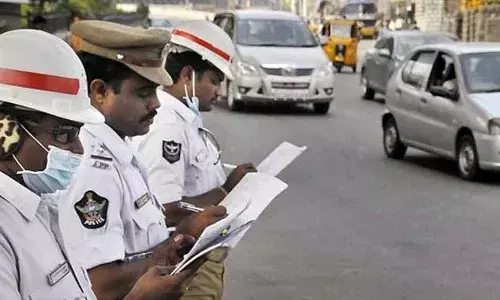 Hyderabad Traffic Police: హైదరాబాద్ ట్రాఫిక్ పోలీస్ స్పెషల్ డ్రైవ్.. ఆ స్టిక్కర్లే టార్గెట్గా.. Hyderabad Traffic Police: హైదరాబాద్ ట్రాఫిక్ పోలీస్ స్పెషల్ డ్రైవ్.. ఆ స్టిక్కర్లే టార్గెట్గా..
