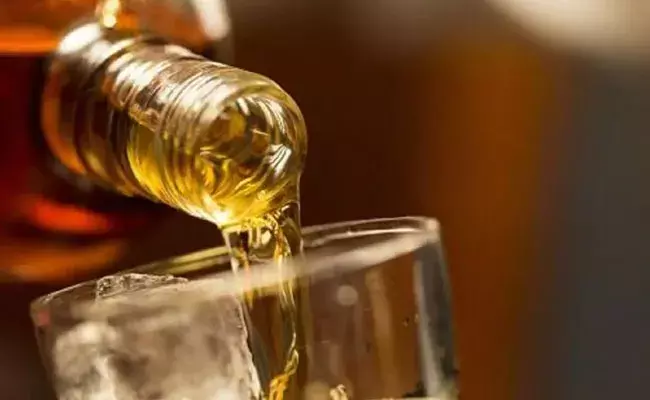 Guntur: బిస్కెట్‌ పెట్టెల మధ్యలో ఫుల్‌ బాటిల్స్‌.. ఏకంగా లక్షల విలువతో..