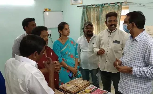 Andhra Pradesh: మున్సిపాలిటీ పన్నులు కడతారా చస్తారా.? వైసీపీ తీరుపై ప్రజల ఆరోపణ.. Andhra Pradesh: మున్సిపాలిటీ పన్నులు కడతారా చస్తారా.? వైసీపీ తీరుపై ప్రజల ఆరోపణ..