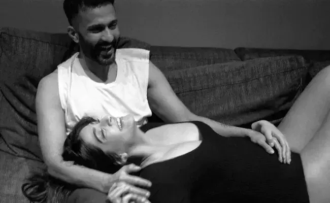 Sonam Kapoor: తల్లి కాబోతున్న బాలీవుడ్ హీరోయిన్.. బేబీ బంప్ తో ఫోటో షూట్ Sonam Kapoor: తల్లి కాబోతున్న బాలీవుడ్ హీరోయిన్.. బేబీ బంప్ తో ఫోటో షూట్