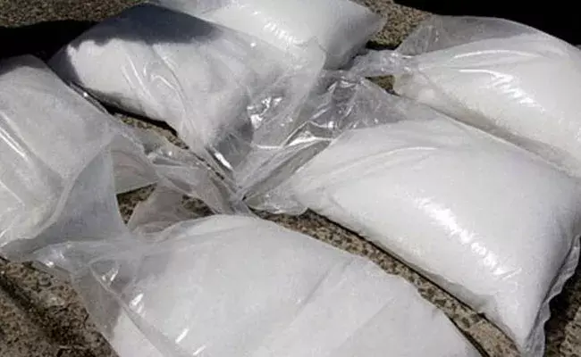 Hyderabad: హైదరాబాద్ నుంచి పాకిస్థాన్కు అక్రమంగా మత్తు మందు.. ఏకంగా 2,500 కిలోలు.. Hyderabad: హైదరాబాద్ నుంచి పాకిస్థాన్కు అక్రమంగా మత్తు మందు.. ఏకంగా 2,500 కిలోలు..