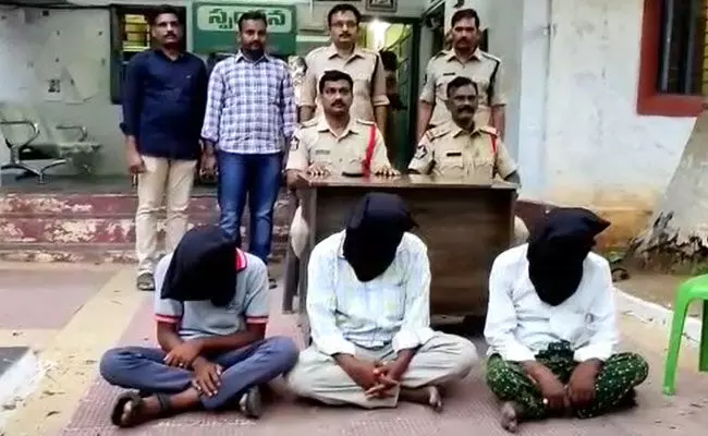Anantapur: అనంతపురం జిల్లాలో దారుణం.. నడిరోడ్డుపై మహిళను స్తంభానికి కట్టి, దుస్తులు చించి.. Anantapur: అనంతపురం జిల్లాలో దారుణం.. నడిరోడ్డుపై మహిళను స్తంభానికి కట్టి, దుస్తులు చించి..