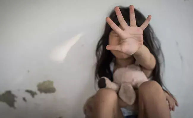 East Godavari: తూర్పుగోదావరి జిల్లాలో దారుణం.. ఆరేళ్ల బాలికపై అత్యాచారం.. East Godavari: తూర్పుగోదావరి జిల్లాలో దారుణం.. ఆరేళ్ల బాలికపై అత్యాచారం..