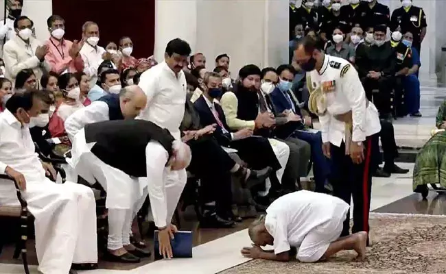 Swami Sivananda: ప్రధాని మోదీకి పాదాభివందనం చేసిన 125 ఏళ్ల యోగా గురువు.. వీడియో వైరల్.. Swami Sivananda: ప్రధాని మోదీకి పాదాభివందనం చేసిన 125 ఏళ్ల యోగా గురువు.. వీడియో వైరల్..