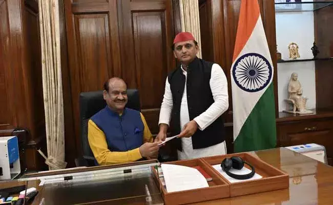 Akhilesh Yadav : పెద్ద ట్విస్ట్ ఇచ్చిన అఖిలేష్ యాదవ్.. ! Akhilesh Yadav : పెద్ద ట్విస్ట్ ఇచ్చిన అఖిలేష్ యాదవ్.. !