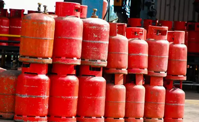 Cooking Gas Price: వంటగ్యాస్ సిలిండర్ ధర పెంచిన ఆయిల్ కంపెనీలు.. Cooking Gas Price: వంటగ్యాస్ సిలిండర్ ధర పెంచిన ఆయిల్ కంపెనీలు..