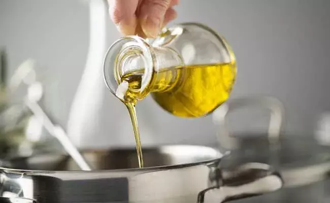 Cooking Oil :  భగ్గుమంటున్న వంట నూనెల ధరలు.. రూ. 200 దాటిన సన్ ఫ్లవర్ ఆయిల్..! Cooking Oil :  భగ్గుమంటున్న వంట నూనెల ధరలు.. రూ. 200 దాటిన సన్ ఫ్లవర్ ఆయిల్..!