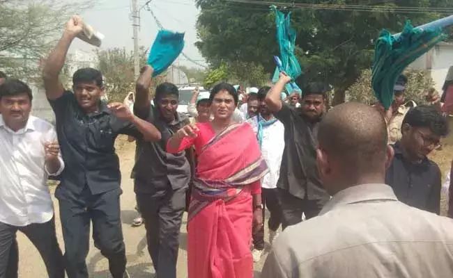 YS Sharmila : వైఎస్ షర్మిల బృందంపై తేనెటీగల దాడి