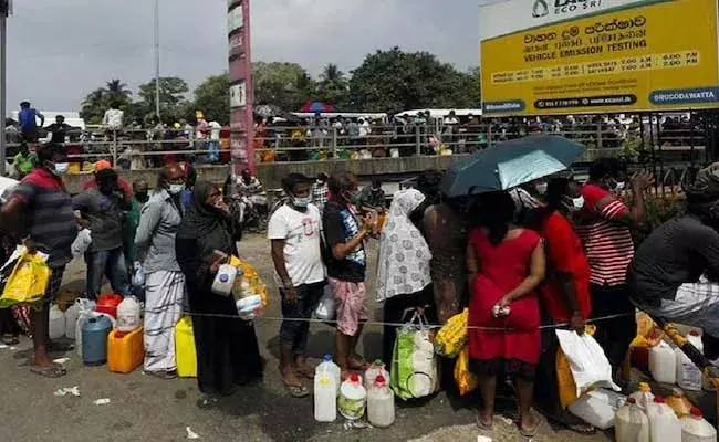 Sri lanka Crisis : లంకలో బతుకీడ్చలేక శరణార్థులుగా భారత్‌‌కి వస్తున్న లంకేయులు..!