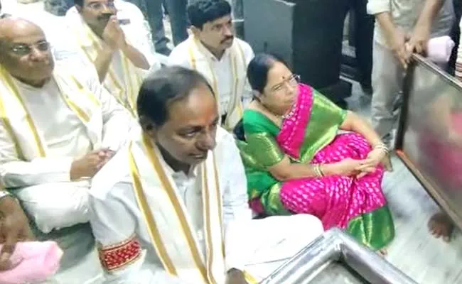 CM KCR : కొల్హాపూర్ మహాలక్ష్మి అమ్మవారిని దర్శించుకున్న సీఎం కేసీఆర్ CM KCR : కొల్హాపూర్ మహాలక్ష్మి అమ్మవారిని దర్శించుకున్న సీఎం కేసీఆర్