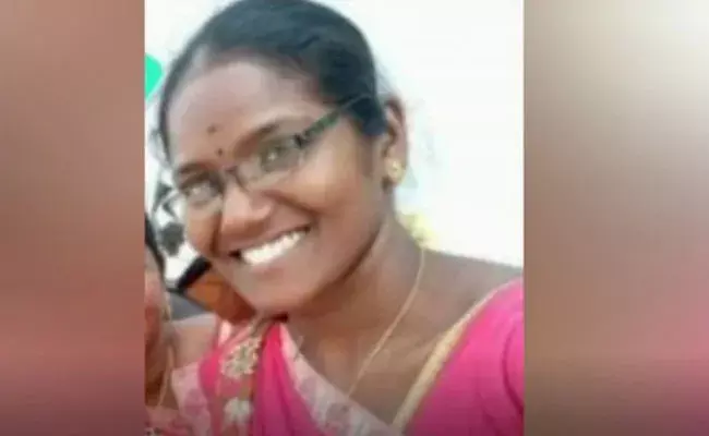 Tamil Nadu: ఇంటర్ విద్యార్థితో ప్రేమలో పడిన లెక్చరర్.. పారిపోయి పెళ్లి కూడా.. Tamil Nadu: ఇంటర్ విద్యార్థితో ప్రేమలో పడిన లెక్చరర్.. పారిపోయి పెళ్లి కూడా..