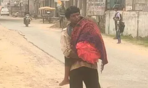 Chhattisgarh : అంబులెన్స్ లేకపోవడంతో.. 10 కిలోమీటర్లు కుమార్తె మృతదేహాన్ని భుజాలపై మోసుకుని.. Chhattisgarh : అంబులెన్స్ లేకపోవడంతో.. 10 కిలోమీటర్లు కుమార్తె మృతదేహాన్ని భుజాలపై మోసుకుని..