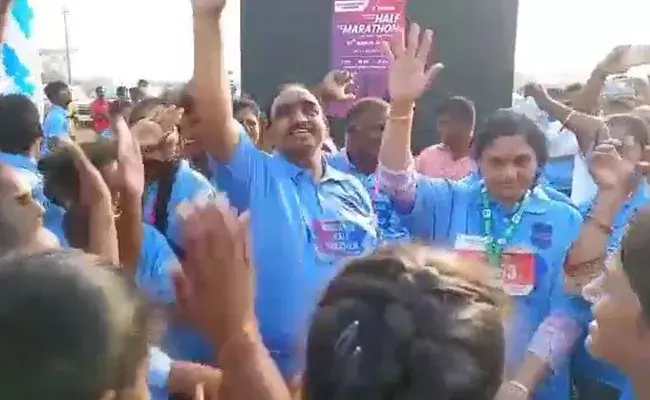 Siddipet: సిద్ధిపేటలో క్రీడాకారులతో కలిసి ఎమ్మెల్యే దంపతుల డ్యాన్స్.. Siddipet: సిద్ధిపేటలో క్రీడాకారులతో కలిసి ఎమ్మెల్యే దంపతుల డ్యాన్స్..