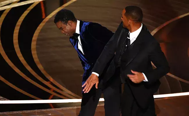 Will Smith: ఆస్కార్ వేదికపై షాకింగ్ ఘటన.. స్టేజ్పైనే కమెడియన్పై చేయి చేసుకున్న విల్ స్మిత్.. Will Smith: ఆస్కార్ వేదికపై షాకింగ్ ఘటన.. స్టేజ్పైనే కమెడియన్పై చేయి చేసుకున్న విల్ స్మిత్..