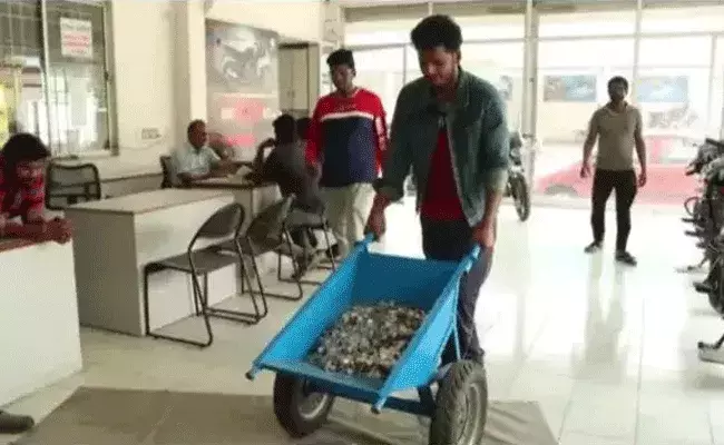 Tamilnadu: ట్రాలీలో రూపాయి నాణేలు.. బైక్ కొనేందుకు షో రూమ్ కి..