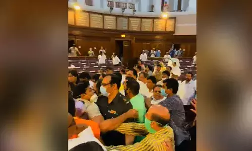 West Bengal: పశ్చిమ బెంగాల్ అసెంబ్లీలో ఉద్రిక్తత.. కొట్టుకున్న టీఎంసీ, బీజేపీ సభ్యులు.. West Bengal: పశ్చిమ బెంగాల్ అసెంబ్లీలో ఉద్రిక్తత.. కొట్టుకున్న టీఎంసీ, బీజేపీ సభ్యులు..