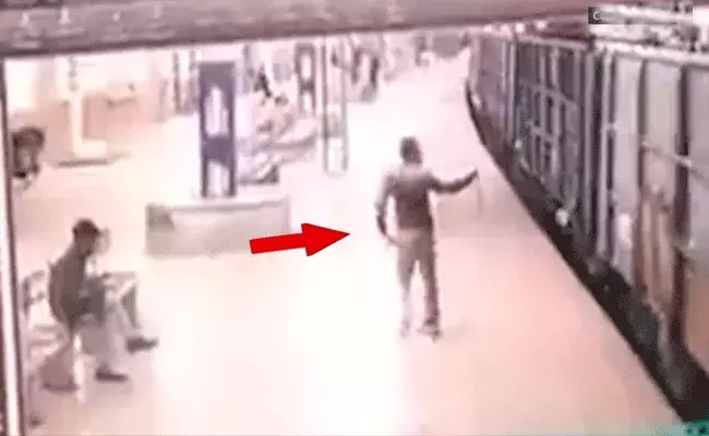 Viral Video: కళ్లముందు కానిస్టేబుల్.. క్షణాల్లో రైలుక్రింద పడి.. వీడియో వైరల్