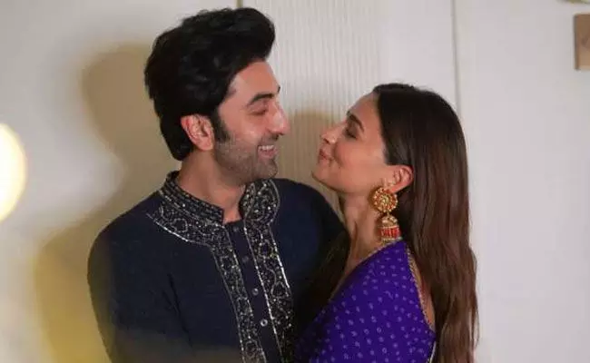 Ranbir Alia: రణభీర్, ఆలియా వెడ్డింగ్ డేట్ ఫిక్స్.. పెళ్లి షాపింగ్ మొదలు.. Ranbir Alia: రణభీర్, ఆలియా వెడ్డింగ్ డేట్ ఫిక్స్.. పెళ్లి షాపింగ్ మొదలు..