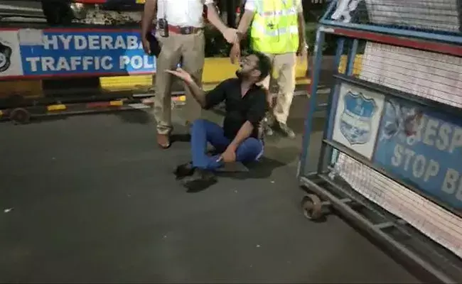 Hyderabad: హైదరాబాద్లో మందుబాబుల వీరంగం.. రోడ్డుకు అడ్డంగా పడుకొని.. Hyderabad: హైదరాబాద్లో మందుబాబుల వీరంగం.. రోడ్డుకు అడ్డంగా పడుకొని..