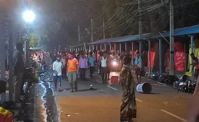 Srisailam: శ్రీశైలంలో తీవ్ర ఉద్రిక్తత.. కర్ణాటకవాసిని గొడ్డలితో నరికిన స్థానికుడు.. Srisailam: శ్రీశైలంలో తీవ్ర ఉద్రిక్తత.. కర్ణాటకవాసిని గొడ్డలితో నరికిన స్థానికుడు..