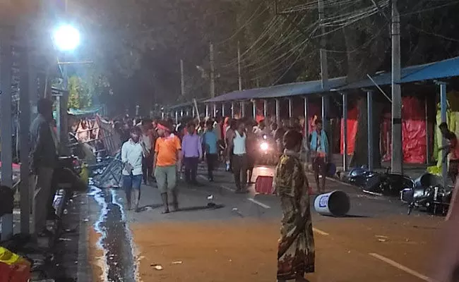 Srisailam: శ్రీశైలంలో తీవ్ర ఉద్రిక్తత.. కర్ణాటకవాసిని గొడ్డలితో నరికిన స్థానికుడు.. Srisailam: శ్రీశైలంలో తీవ్ర ఉద్రిక్తత.. కర్ణాటకవాసిని గొడ్డలితో నరికిన స్థానికుడు..