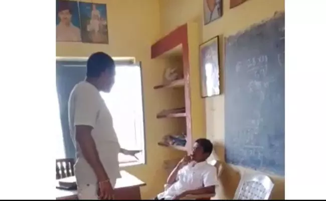 Mahabubnagar: మహబూబ్నగర్ జిల్లాలో తాగుబోతు టీచర్.. పట్టపగలే మద్యం సేవించి తరగతి గదిలోనే.. Mahabubnagar: మహబూబ్నగర్ జిల్లాలో తాగుబోతు టీచర్.. పట్టపగలే మద్యం సేవించి తరగతి గదిలోనే..