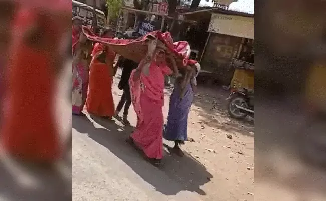Madhya Pradesh: తల్లి శవాన్ని మంచం మీద మోసుకుంటూ నలుగురు అక్కచెల్లెళ్లు.. అయిదుకిలోమీటర్లు.. Madhya Pradesh: తల్లి శవాన్ని మంచం మీద మోసుకుంటూ నలుగురు అక్కచెల్లెళ్లు.. అయిదుకిలోమీటర్లు..