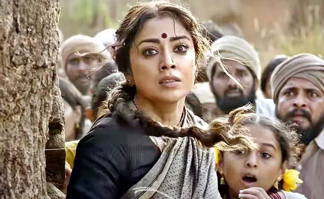 Shriya Saran : కథ వినకుండానే సైన్ చేశా.. RRRలో ఎన్టీఆర్, చరణ్ హీరోలని  తెలియదు : శ్రియ