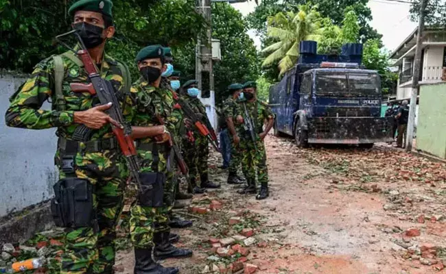 Sri Lanka: శ్రీలంకలో కర్ఫ్యూ.. ముదురుతున్న సంక్షోభం.. Sri Lanka: శ్రీలంకలో కర్ఫ్యూ.. ముదురుతున్న సంక్షోభం..