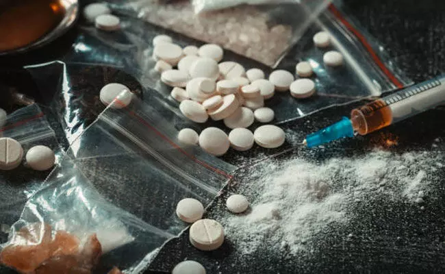 Drugs: డ్రగ్స్ వల్ల కలిగే ఆరోగ్య సమస్యలు.. కోమాలోకి వెళ్లడంతో పాటు.. Drugs: డ్రగ్స్ వల్ల కలిగే ఆరోగ్య సమస్యలు.. కోమాలోకి వెళ్లడంతో పాటు..