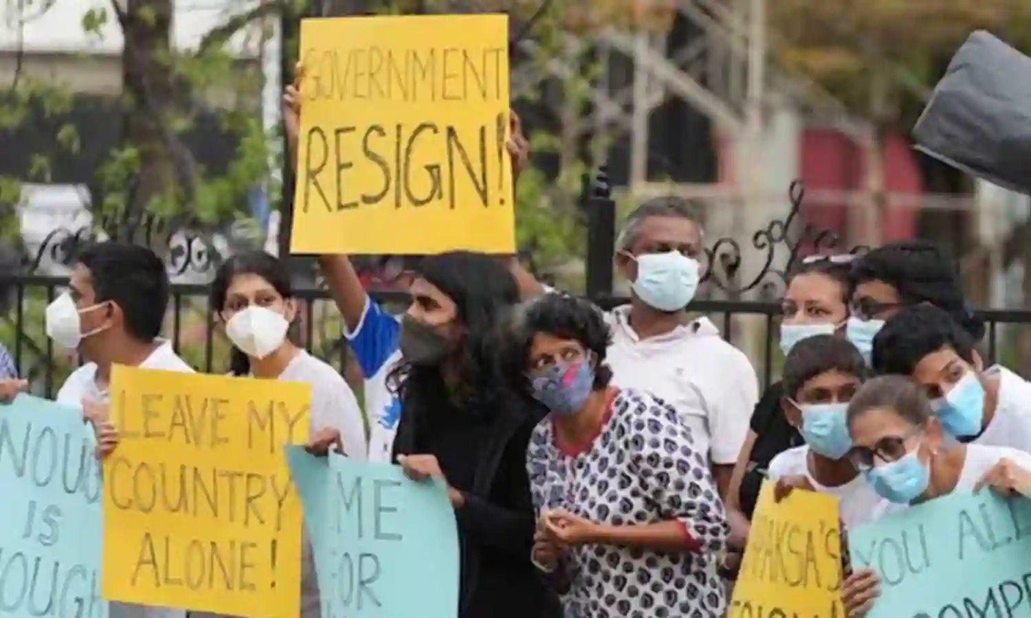 Sri Lankan Cabinet: ఆర్థిక సంక్షోభం కారణంగా శ్రీలంక మంత్రి వర్గం రాజీనామా Sri Lankan Cabinet: ఆర్థిక సంక్షోభం కారణంగా శ్రీలంక మంత్రి వర్గం రాజీనామా