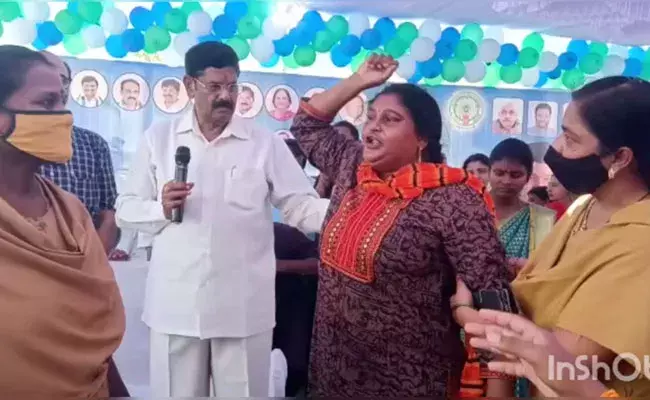 Nellore: నెల్లూరులోని వైసీపీ బహిరంగ సభలో మహిళ హల్చల్.. స్టేజ్ ఎక్కి.. Nellore: నెల్లూరులోని వైసీపీ బహిరంగ సభలో మహిళ హల్చల్.. స్టేజ్ ఎక్కి..