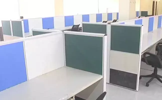 Tirupati: కలెక్టరేట్లో వైసీపీ రంగులు.. ప్రారంభోత్సవం కాగానే విమర్శలు Tirupati: కలెక్టరేట్లో వైసీపీ రంగులు.. ప్రారంభోత్సవం కాగానే విమర్శలు