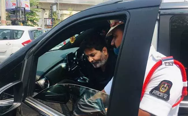 Trivikram : త్రివిక్రమ్కు ఫైన్ వేసిన ట్రాఫిక్ పోలీసులు..! Trivikram : త్రివిక్రమ్కు ఫైన్ వేసిన ట్రాఫిక్ పోలీసులు..!