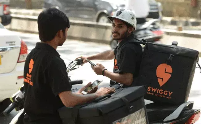 Swiggy: డెలివరీ బాయ్స్ కష్టాలకు చెక్.. Swiggy: డెలివరీ బాయ్స్ కష్టాలకు చెక్..
