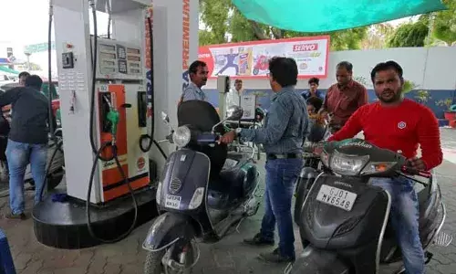 Petrol and Diesel Prices : తగ్గేదేలే.. మళ్ళీ పెరిగిన పెట్రోల్, డీజిల్ ధరలు...!