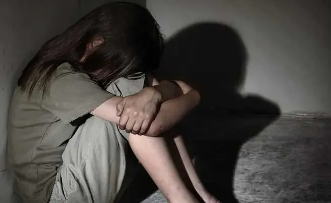 Warangal : పదేళ్ల మైనర్ బాలికపై లైంగిక దాడికి పాల్పడిన 55 ఏళ్ల వ్యక్తి Warangal : పదేళ్ల మైనర్ బాలికపై లైంగిక దాడికి పాల్పడిన 55 ఏళ్ల వ్యక్తి