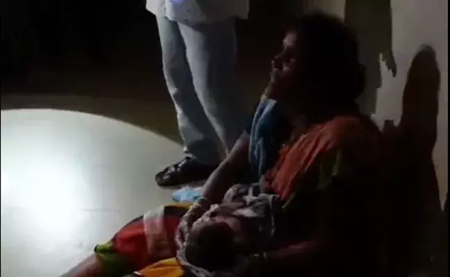 Visakhapatnam: ఆసుపత్రిలో కరెంటు లేక సెల్ ఫోన్ లైట్లతో డెలివరీ..