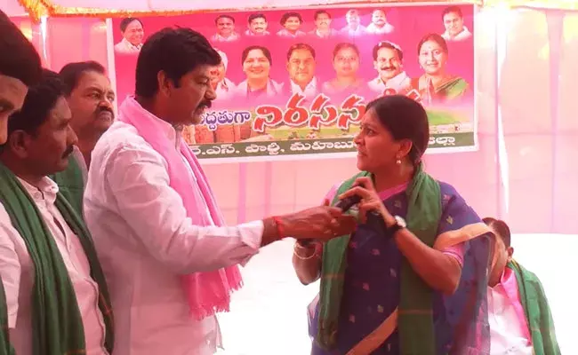 Mahabubabad: ఎంపీ కవిత చేతుల్లో నుంచి మైక్‌ లాగేసుకున్న ఎమ్మెల్యే శంకర్ నాయక్‌..