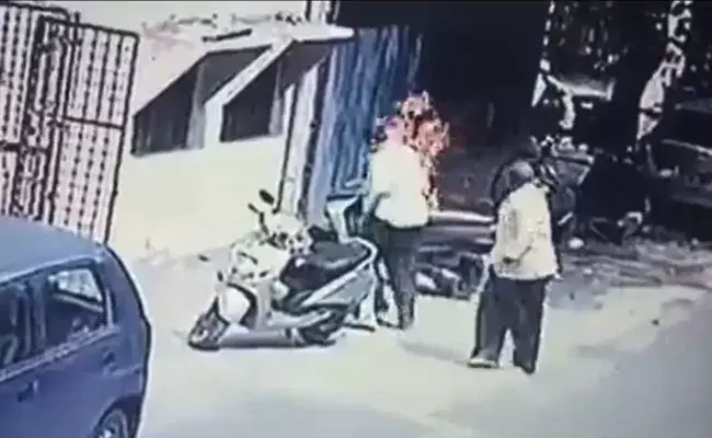 Bengaluru: కొడుకుపై పెట్రోల్ పోసి నిప్పంటించిన కసాయి తండ్రి.. Bengaluru: కొడుకుపై పెట్రోల్ పోసి నిప్పంటించిన కసాయి తండ్రి..