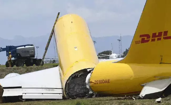 Cargo Plane Accident: రెండు ముక్కలైన విమానం.. వీడియో వైరల్ Cargo Plane Accident: రెండు ముక్కలైన విమానం.. వీడియో వైరల్