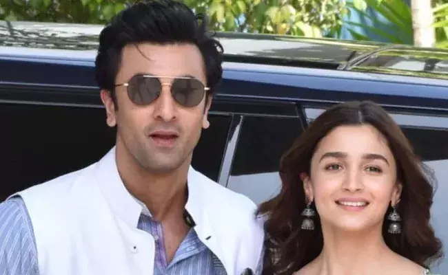 Ranbir Alia: రణభీర్, ఆలియా పెళ్లి.. హాజరుకానున్న హీరో ఎక్స్ గర్ల్ఫ్రెండ్స్.. Ranbir Alia: రణభీర్, ఆలియా పెళ్లి.. హాజరుకానున్న హీరో ఎక్స్ గర్ల్ఫ్రెండ్స్..